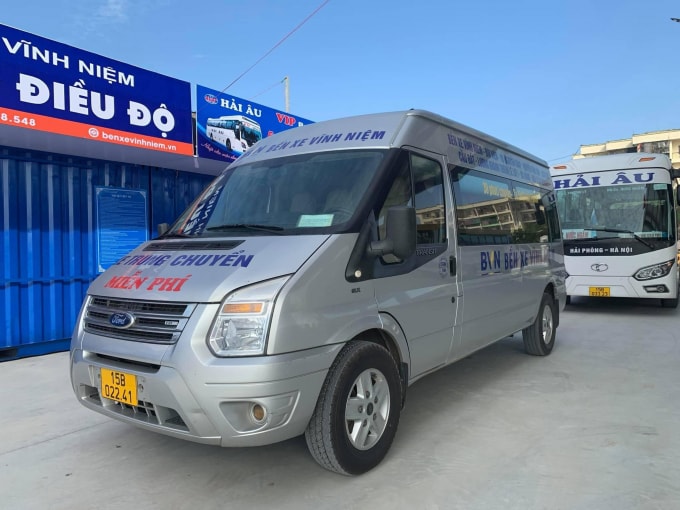 Xe trung chuyển ở bến xe Vĩnh Niệm.