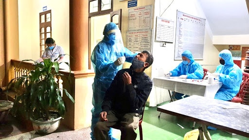TP. Uông Bí lấy mẫu xét nghiệm F2 trong đêm 28/1. Ảnh: TL