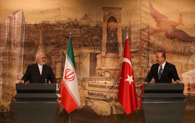 Ngoại trưởng Iran Mohammad Javad Zarif (trái) và người đồng cấp Thổ Nhĩ Kỳ. Ảnh: Reuters