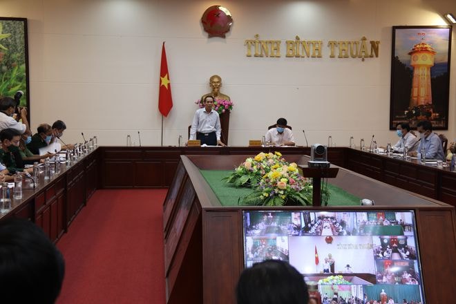 Sáng 29/1 diễn ra cuộc họp khẩn của Ban Chỉ đạo phòng chống dịch Covid-19 do Phó chủ tịch UBND tỉnh Bình Thuận Nguyễn Đức Hòa chủ trì. Ảnh: thanhnien.vn