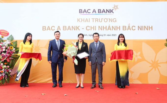 Ông Đặng Trung Dũng - Phó TGĐ Thường trực Ngân hàng TMCP Bắc Á trao quyết định và tặng hoa cho BAC A BANK Chi nhánh Bắc Ninh