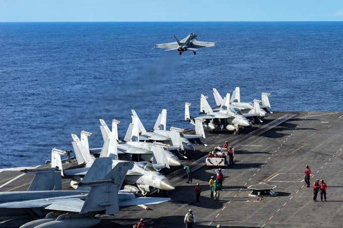 Máy bay F / A-18E Super Hornet cất cánh từ sàn đáp của tàu sân bay hải quân Mỹ trên Biển Đông. Mỹ hiện đang tăng cường hoạt động đảm bảo tự do hàng hải trên Biển đông - Ảnh: EPA