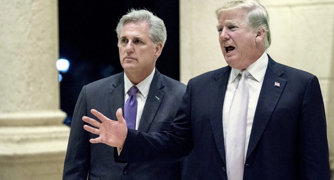 Cựu Tổng thống Donald Trump và lãnh đạo phe thiểu số Kevin McCarthy - Ảnh: Reuters