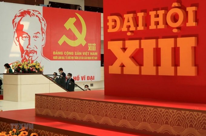 Hình ảnh Huy hiệu Đảng và Chủ tịch Hồ Chí Minh tại Đại hội đại biểu toàn quốc lần thứ XIII của Đảng. (Ảnh: TTXVN)