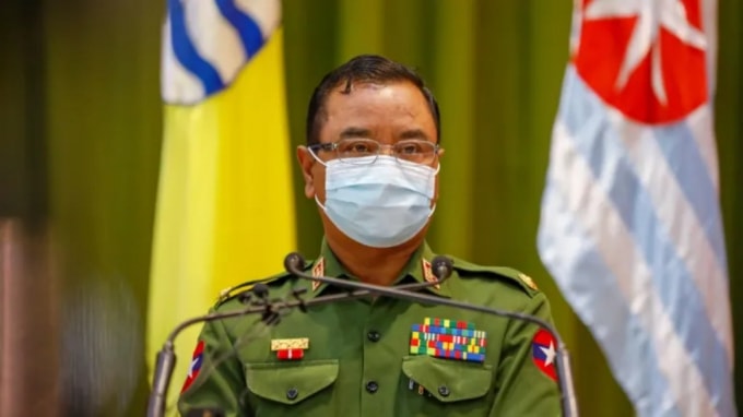 Phát ngôn viên quân đội Myanmar, Tướng Zaw Min Tun nói chuyện với giới truyền thông tại Naypyitaw vào ngày 26 tháng 1. Ảnh: Reuters