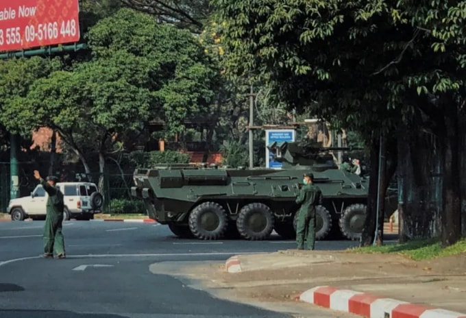 Các binh sĩ quân đội điều tiết giao thông khi một tàu sân bay bọc thép di chuyển qua Yangon vào ngày 28 tháng 1. Ảnh: Reuters