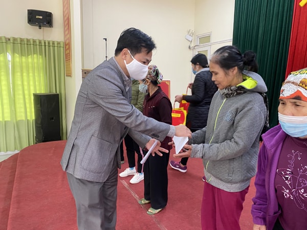 Phó Tổng Biên tập báo Kinh tế & Đô thị Nguyễn Anh Đức tặng quà cho các gia đình khó khăn. Ảnh: Khắc Kiên