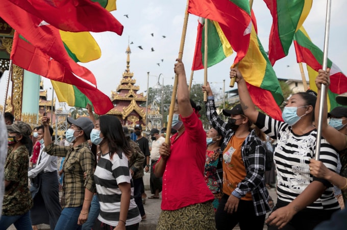 Những người ủng hộ quân đội Myanmar cầm cờ quốc gia tham gia một cuộc biểu tình chống lại Ủy ban Bầu cử Liên minh ở Yangon vào ngày 29 tháng 1. Ảnh: Reuters