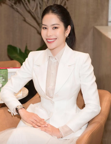 Tại sự kiện Nam Em với vẻ ngoài tươi tắn, gương mặt trang điểm nhẹ nhàng.
