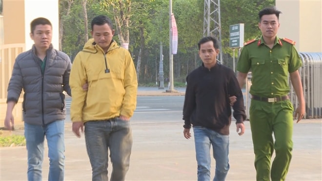Hai đối tượng Võ Văn Tài và Nguyễn Dương Sơn được đưa về trụ sở công an. Ảnh: vtc.vn