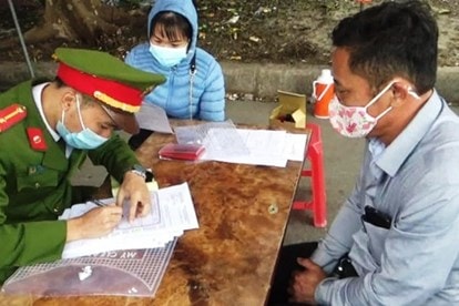 Nam thanh niên ở Bắc Ninh bị xử phạt 2 triệu đồng do không đeo khẩu trang. Ảnh: minh họa