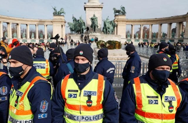 Người dân biểu tình ở Budapest, Hungary. Ảnh: Reuters