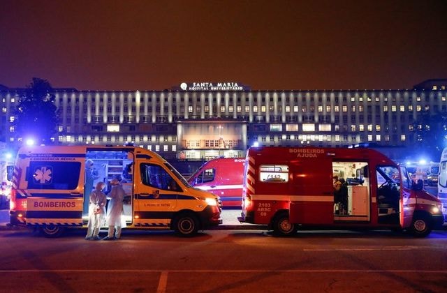 Xe cứu thương tại một bệnh viện ở Lisbon, Bồ Đào Nha. Ảnh: Reuters