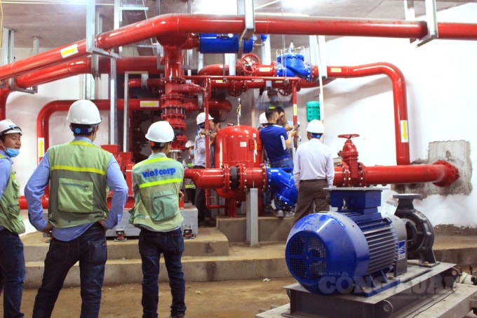 Kỹ sư VietCorp tham gia buổi làm việc kiểm định phương tiện phòng cháy chữa cháy