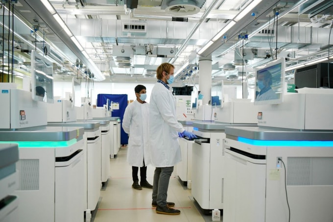 Các nhà khoa học tại Viện Wellcome Sanger ở Hinxton, Anh, đã chuẩn bị một máy giải trình tự gen vào tháng 8/2020 - Ảnh: Getty