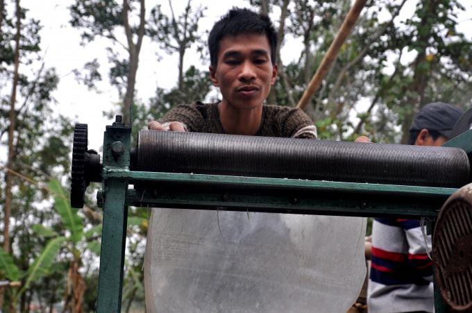 Phần lớn thời gian trong năm anh Phi làm thợ mộc, thợ xây nhưng giáp Tết là chuyển sang làm miến dong. Ảnh: T. Tùng