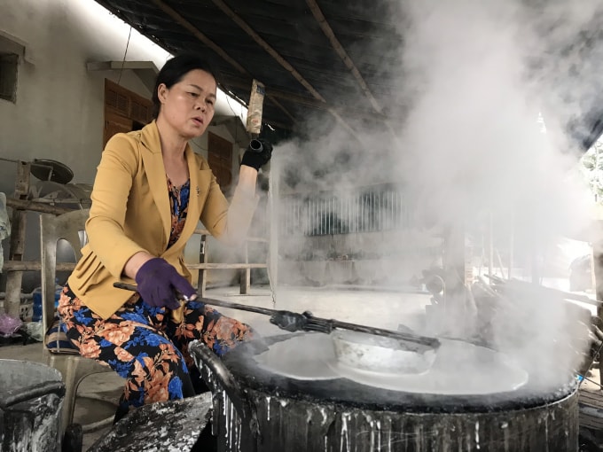 Bà Nguyễn Thị Lịch ở làng Xăm, xã Cẩm Bình có 30 năm thâm niên làm miến dong. Ảnh: Quang Duy