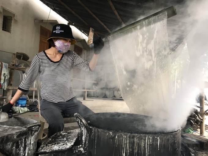 Chị Lô Thị Đan, quê Tương Dương (Nghệ An), làm dâu làng Xăm rồi bén duyên với nghề làm miến dong. Ảnh: Quang Duy