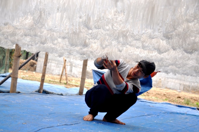 Nghề làm miến dong ở Cẩm Bình ngày càng phát triển, cho thu nhập khá. Ảnh: T. Tùng