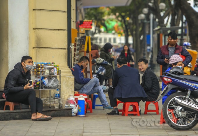 Còn nhiều quán trà đá vỉa hè vẫn 