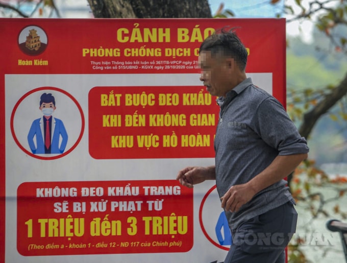 Trước đó, Sở Thông tin và Truyền thông Hà Nội đã yêu cầu các đơn vị tuyên truyền, vận động người dân đeo khẩu trang nơi công cộng, hạn chế tập trung đông người, đồng thời sẽ xử lý nghiêm các trường hợp không tuân thủ việc đeo khẩu trang khi đi ngoài đường, tại nơi công cộng, khu di tích, điểm tham quan....