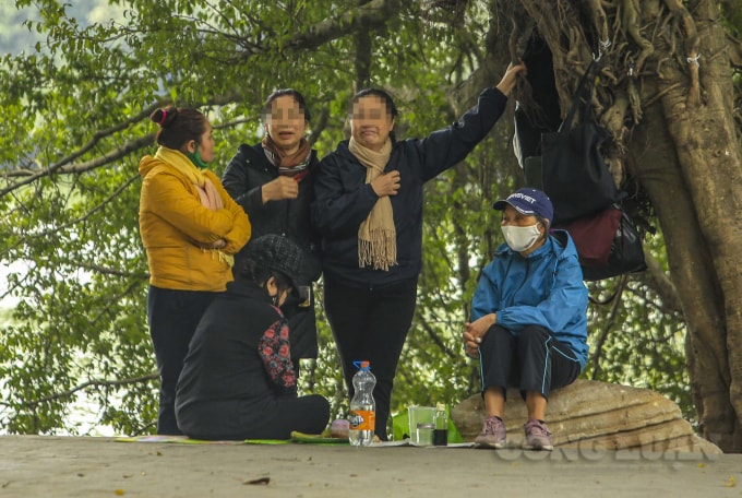 Nhưng theo ghi nhận của PV vào các ngày sau đó, nhiều địa điểm công cộng, khu vui chơi giải trí… trên địa bàn TP Hà Nội, rất đông người dân vẫn thờ ơ với việc đeo khẩu trang phòng chống dịch Covid-19.
