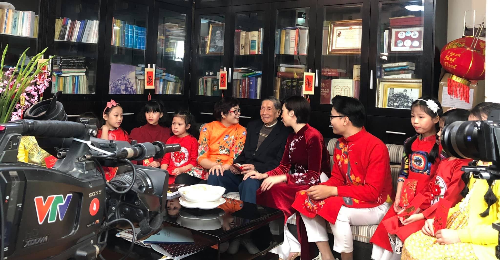 Nhà báo Phạm Hồng Tuyến, nhạc sĩ Phạm Tuyên và các thành viên trong gia đình.