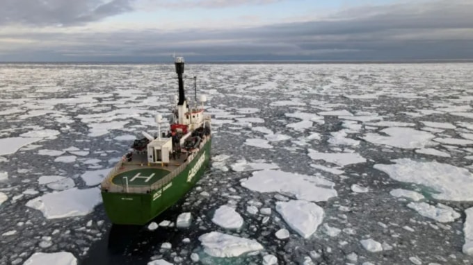 Một con tàu thuộc tổ chức môi trường Greenpeace đi qua Bắc Băng Dương. Trung Quốc, Nhật Bản và Hàn Quốc đều hứa sẽ khử cacbon để giúp giải quyết tình trạng ấm lên toàn cầu.. Ảnh: Nikkei
