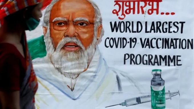 Hình ảnh Thủ tướng Ấn Độ Narendra Modi được vẽ trên tường. Ông đang hứa hẹn cung cấp nhiều vắc xin sản xuất tại Ấn Độ hơn cho thế giới. Ảnh: Reuters