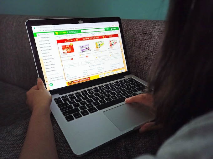 Nhiều người lựa chọn hình thức mua sắm online do ảnh hưởng của dịch Covid-19