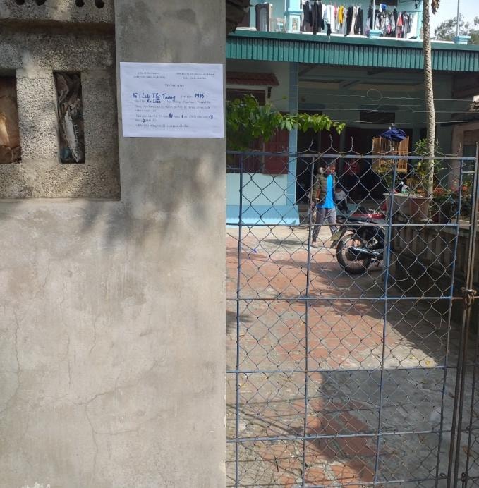 Chính quyền địa phương đã khử khuẩn và dán thông báo ở cổng các hộ cách ly để khuyến cáo người dân tránh tiếp xúc. Ảnh: Quang Duy