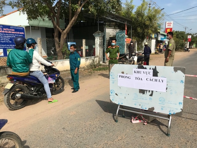 Các chốt chặn được lập ra ở những điểm ra vào vùng phong tỏa. Ảnh: dantri.com.vn