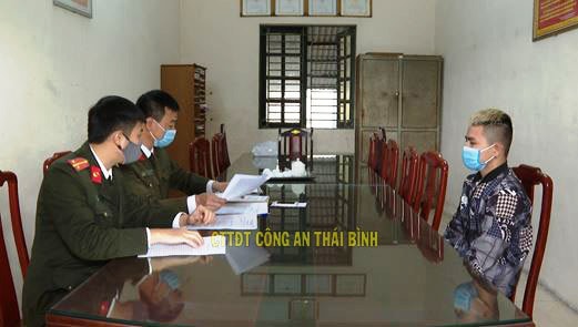 Công an huyện Kiến Xương làm việc với đối tượng Lê Đức Thế. Ảnh: Công an Thái Bình