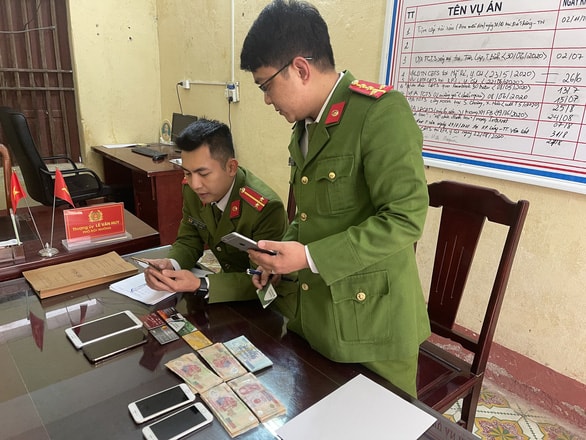 Công an huyện Như Xuân kiểm tra tang vật vụ án. Ảnh: tuoitre.vn