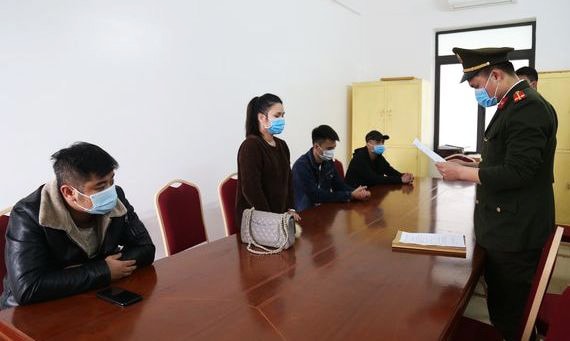 Công an tống đạt các quyết định xử phạt vi phạm hành chính những trường hợp cố tình trốn tránh khai báo y tế khi đi qua vùng dịch. Ảnh: tuoitre.vn