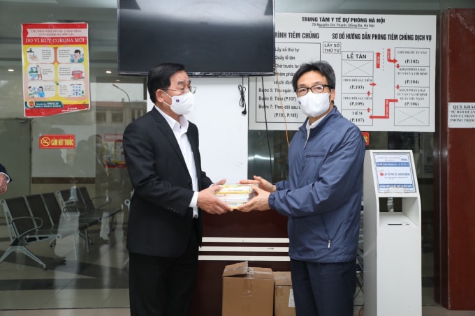 Nhân dịp này, Phó Thủ tướng đã gửi tặng một số bộ sách các cháu học sinh đang phải cách ly tại trường tiểu học Xuân Phương (Nam Từ Liêm, Hà Nội).