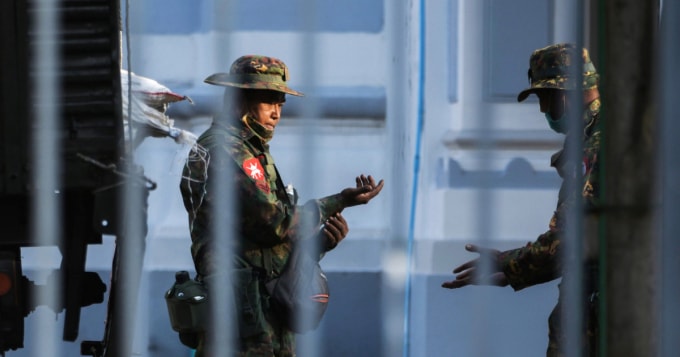Binh lính quân đội tiếp quản Tòa thị chính ở Yangon, Myanmar ngày 1/2 - Ảnh: Reuters