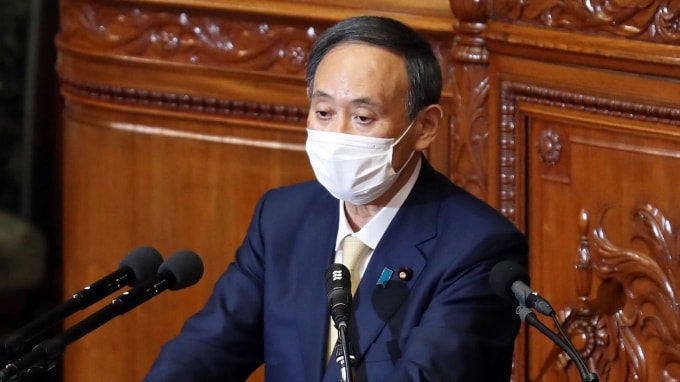 Sự ủng hộ của dân chúng đối với chính quyền của ông Suga đã giảm mạnh trong những tháng gần đây - Ảnh: Reuters