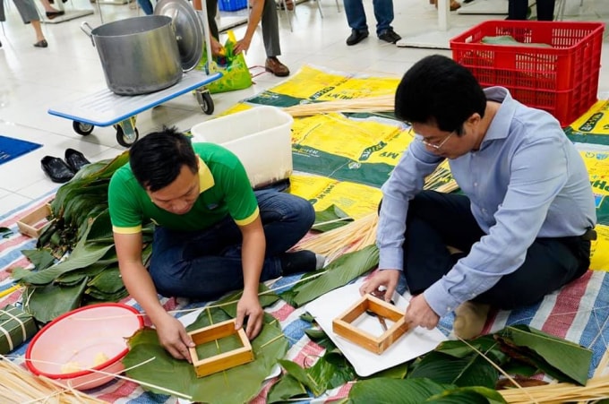 CBCNV PVFCCo tự tay gói nên những tấm bánh nghĩa tình.