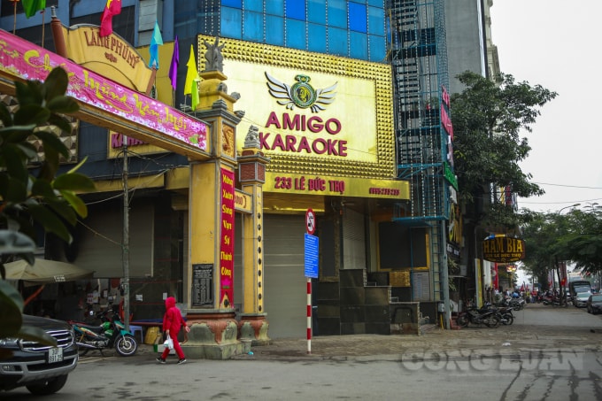 Dọc con đường Lê Đức Thọ (Nam Từ Liêm, Hà Nội) các quán karaoke đã đóng cửa.