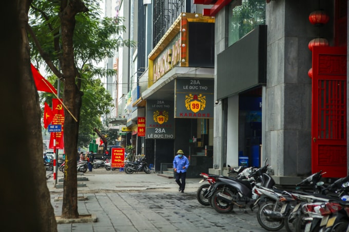Được biết, tại Hà Nội đã xuất hiện những ca bệnh mắc ngoài cộng đồng đã di chuyển nhiều nơi, nguy cơ lây nhiễm rất cao. Theo nhận định của các chuyên gia thời gian tới có thể tiếp tục ghi nhận những ca mắc mới trong cộng đồng trên địa bàn Thành phố. Từ ngày 28/1 - 30/1, Hà Nội ghi nhận 4 ca mắc mới tại cộng đồng. Các đơn vị y tế đã khẩn trương điều tra, khoanh vùng xử lý dịch, phun khử trùng tại tất cả các địa điểm có liên quan tới ca bệnh.