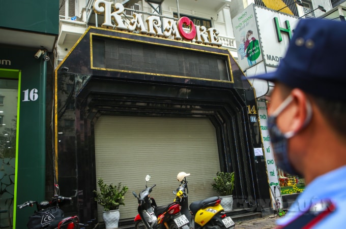 Theo 1 người bảo vệ trên cho cơ quan nằm cạnh quán Karaoke trên đường Vũ Phạm Hàm cho hay, từ sáng sớm đi làm tôi đã thấy quán này đóng cửa và dán thông báo tạm nghỉ. Các quán bar, karaoke thường là nơi mọi người tập trung đông người vui chơi và không đeo khẩu trang nên việc tạm dừng hoạt động ở thời điểm này rất phù hợp với công tác chống dịch covid-19.