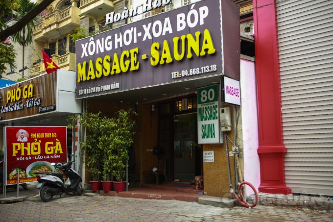 Một quán massage mở cửa vắng khách.
