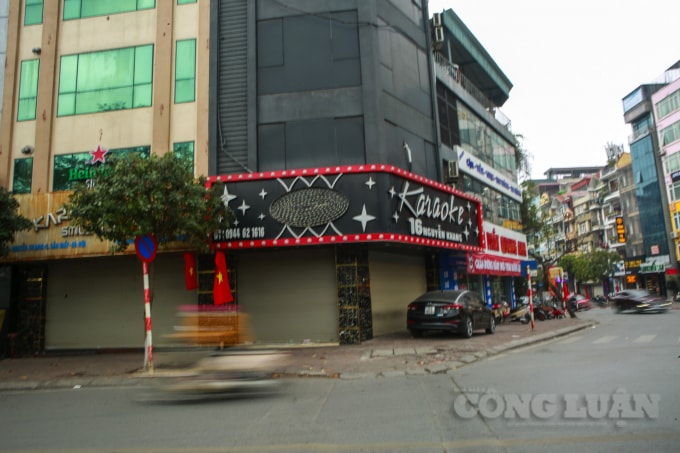 Trên dọc con phố Nguyễn Khang nổi tiếng với rất nhiều quán Karaoke cũng đã đóng cửa hàng loạt.