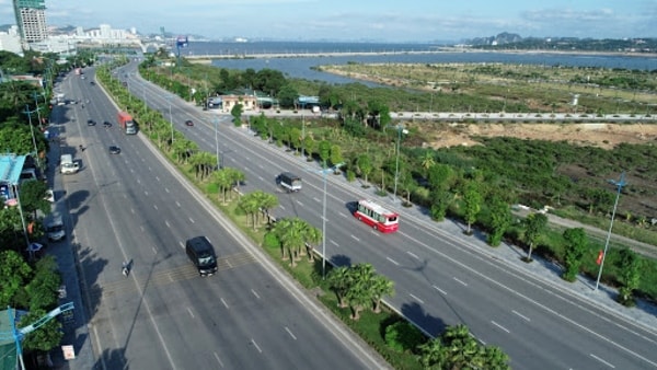 Một đoạn QL18 đoạn từ nút giao đường Hoàng Quốc Việt (Km107+283) đến cầu Bãi Cháy (Km114+927), TP Hạ Long