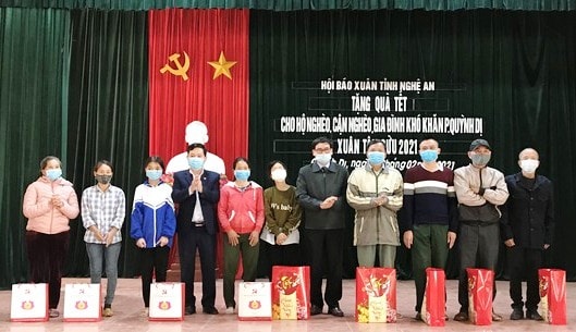 BTC Hội báo Xuân Tân Sửu 2021 tặng quà Tết cho các hộ nghèo tại phường Quỳnh Dị, TX. Hoàng Mai. Ảnh: Thanh Diệp