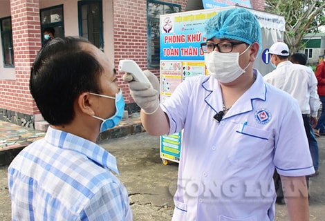 Kiểm tra y tế cho người dân khi đến nơi đông người.