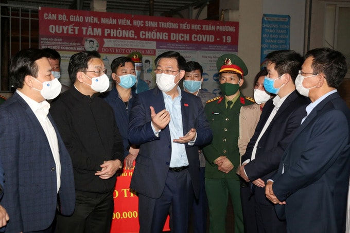 Bí thư Hà Nội kiểm tra đột xuất khu cách ly tại Trường tiểu học Xuân Phương.