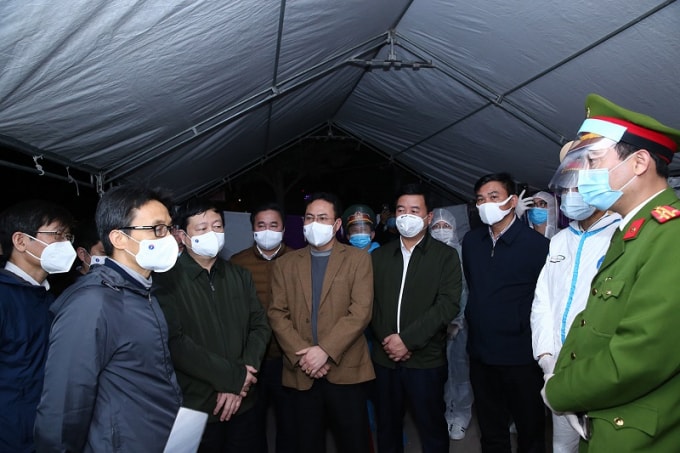 Phó Thủ tướng Vũ Đức Đam nghe báo cáo tại chốt kiểm soát, phòng chống dịch Covid-19 trên Quốc lộ 37 đi qua TP. Chí Linh (Hải Dương).