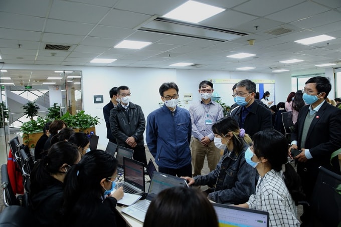 Phó Thủ tướng Vũ Đức Đam động viên các tình nguyện viên là sinh viên Trường đại học Y tế công cộng.